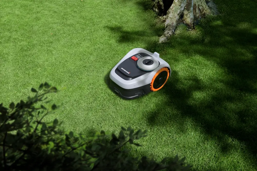 Segway Navimow i210 AWD – robot koszący do trudnego terenu Segway Navimow i210 AWD – robot koszący bez przewodu do 1000 m², napęd 3AWD, VisionFence AI i nawigacja EFLS NRTK